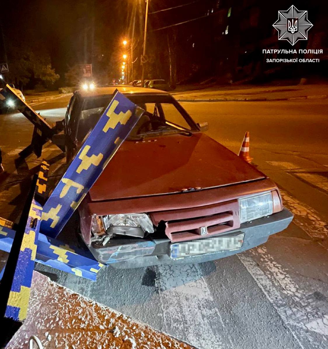 В Запорожье пьяный водитель врезался в оборонную конструкцию 3
